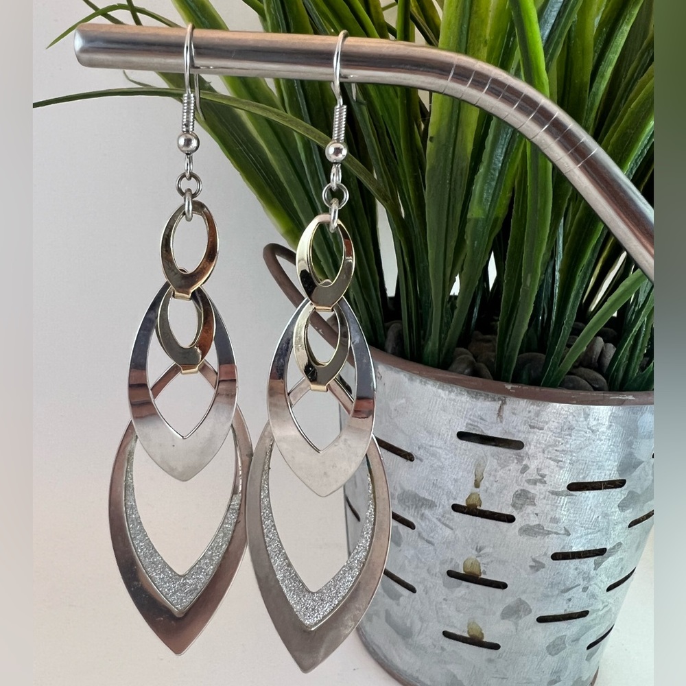Two toned color long dangle fashion earrings